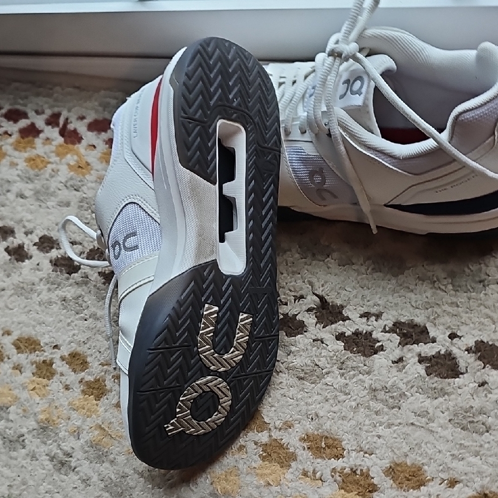 On Running White and Black Sneakers Minimalist Design - Picture 4 of 4